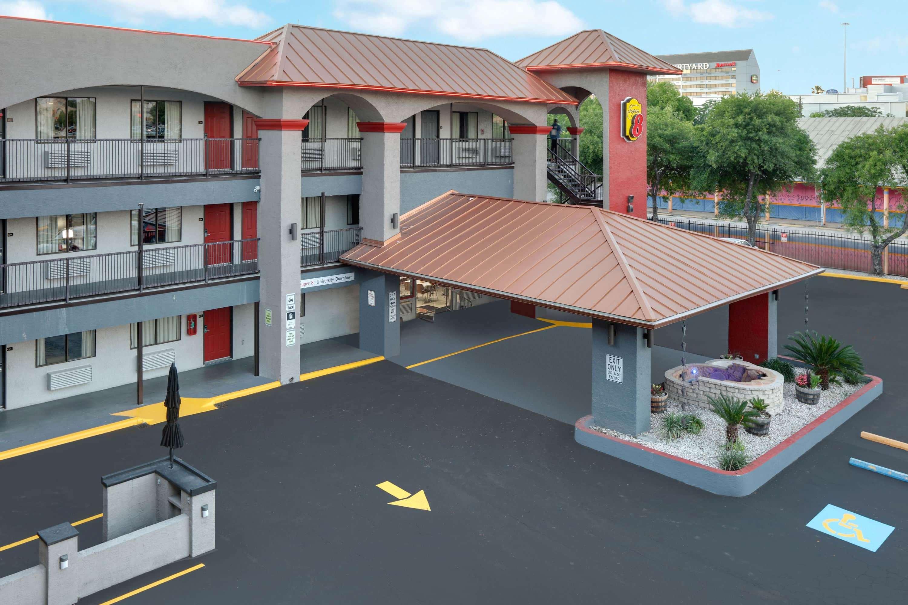 Super 8 By Wyndham Austin University/Downtown Area Eksteriør billede