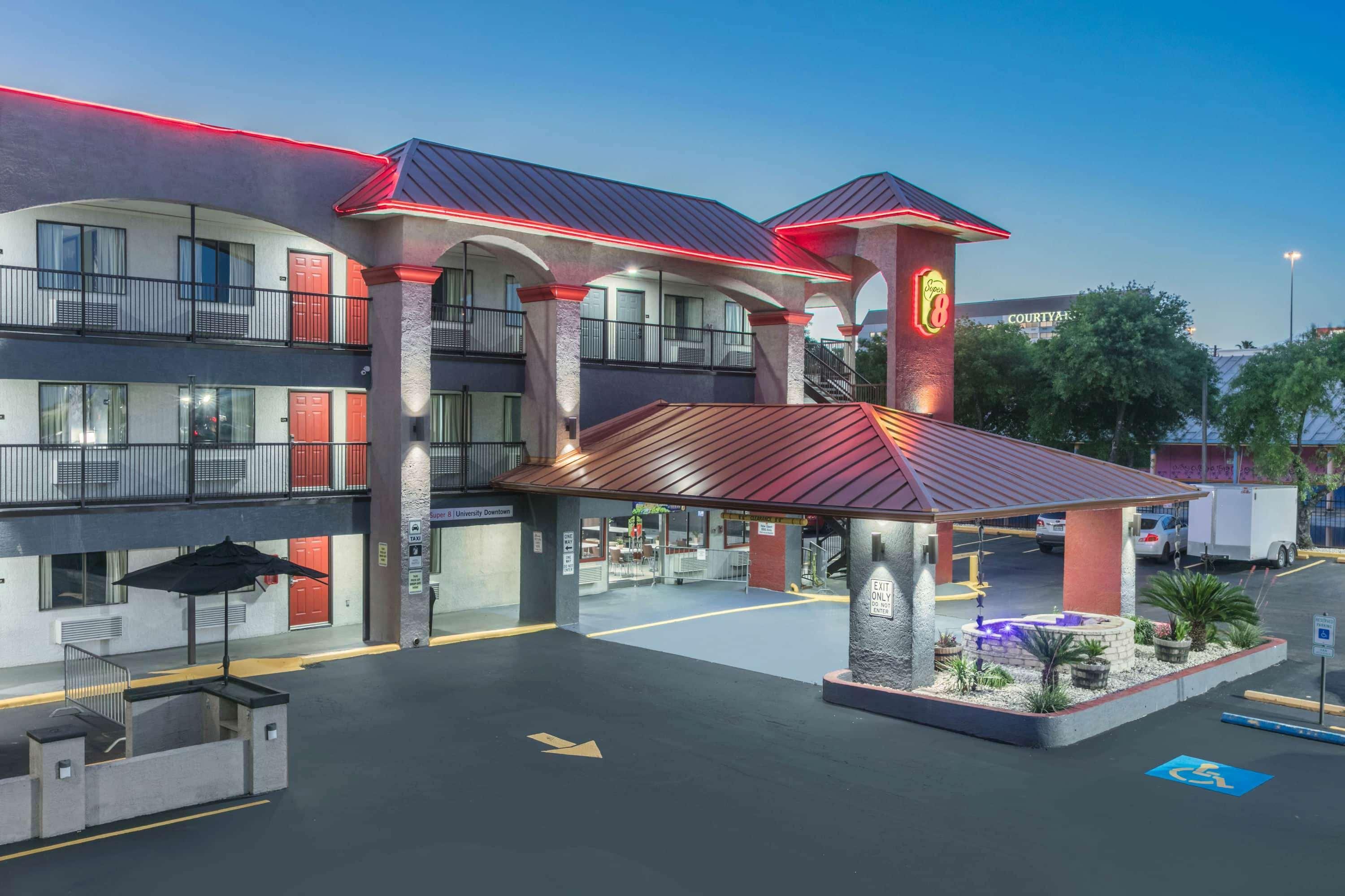 Super 8 By Wyndham Austin University/Downtown Area Eksteriør billede