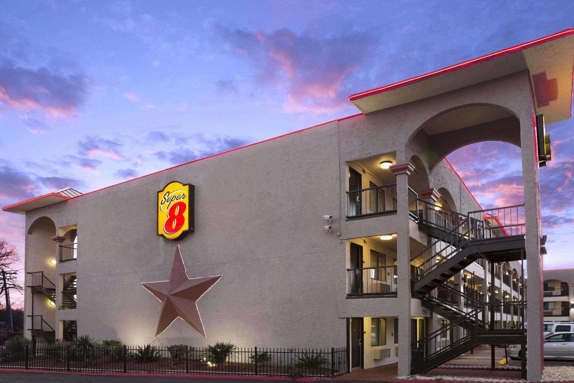 Super 8 By Wyndham Austin University/Downtown Area Eksteriør billede